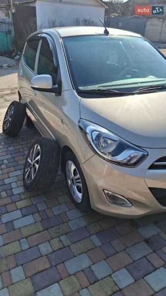 Хэтчбек Hyundai i10 2012 в Днепре