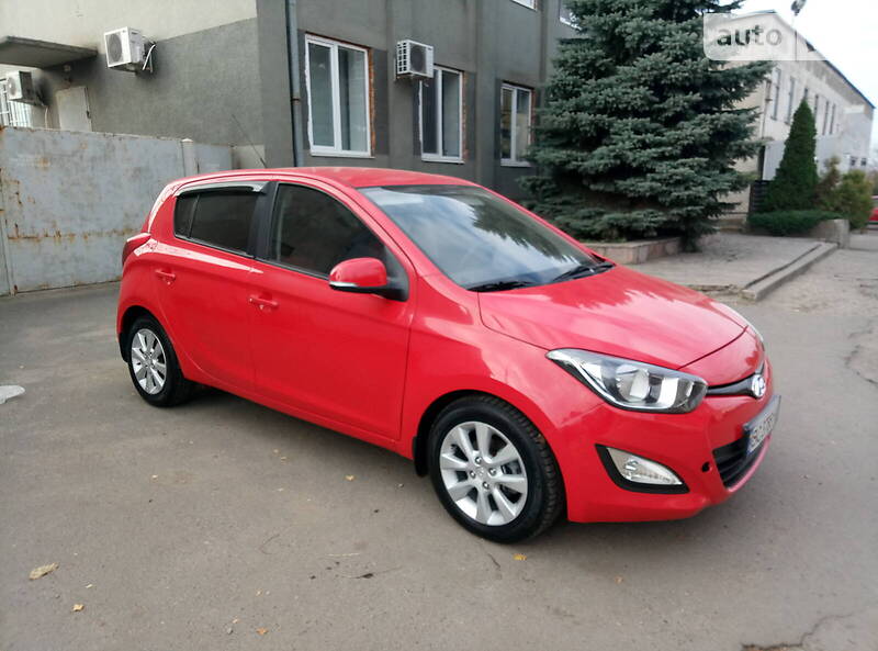 Хэтчбек Hyundai i20 2012 в Синельниково