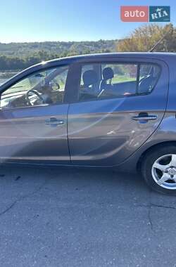 Хэтчбек Hyundai i20 2010 в 
