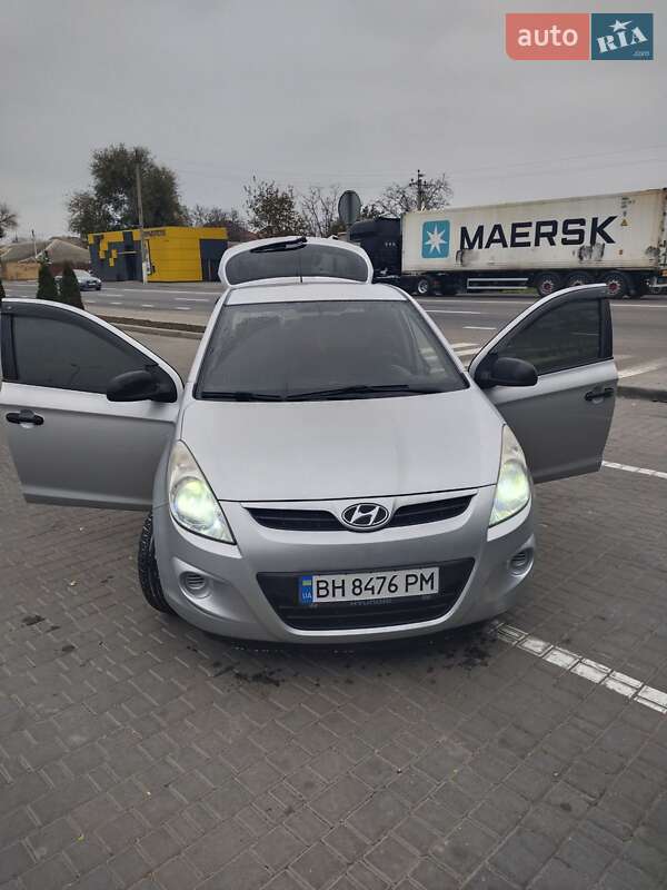 Хетчбек Hyundai i20 2011 в 