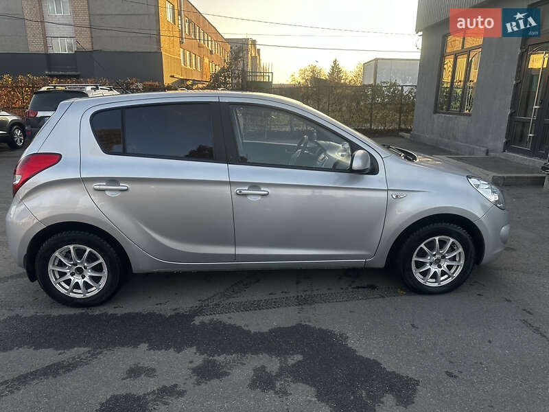 Хэтчбек Hyundai i20 2011 в Чернигове