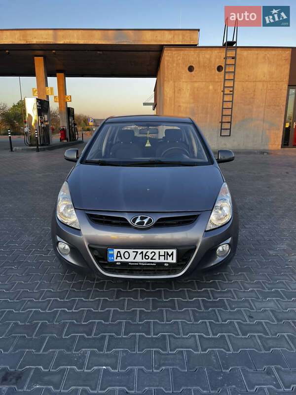 Хэтчбек Hyundai i20 2011 в Ужгороде