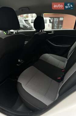 Хэтчбек Hyundai i20 2015 в 