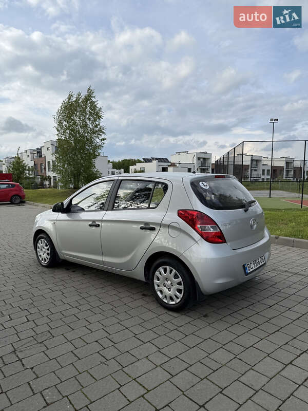 Хетчбек Hyundai i20 2011 в Пустомитах