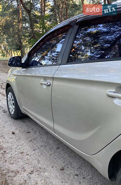 Хэтчбек Hyundai i20 2010 в 