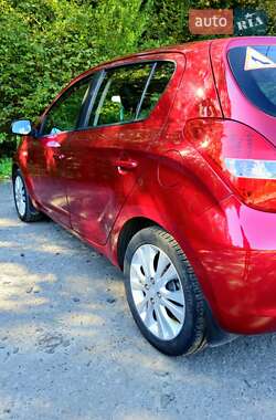 Хэтчбек Hyundai i20 2009 в 