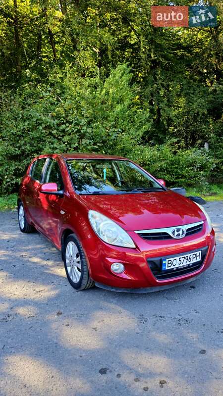 Хэтчбек Hyundai i20 2009 в 