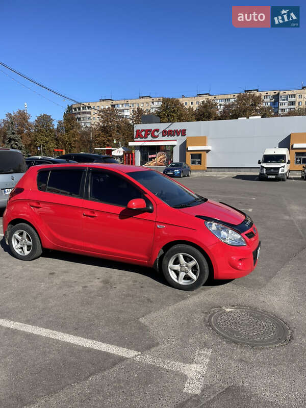 Хэтчбек Hyundai i20 2011 в 