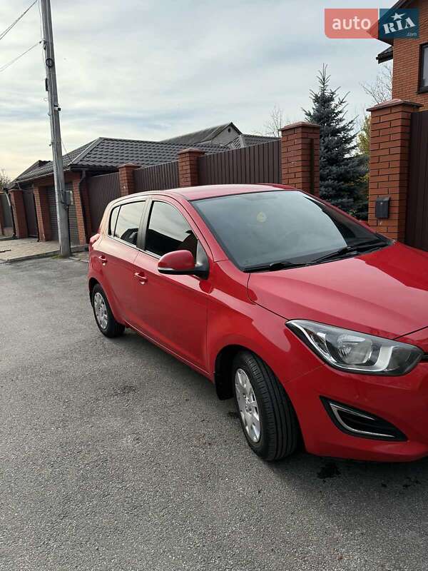 Хэтчбек Hyundai i20 2014 в Киеве