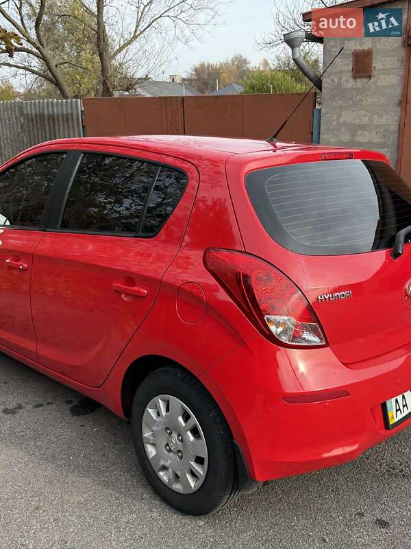 Хэтчбек Hyundai i20 2014 в Киеве