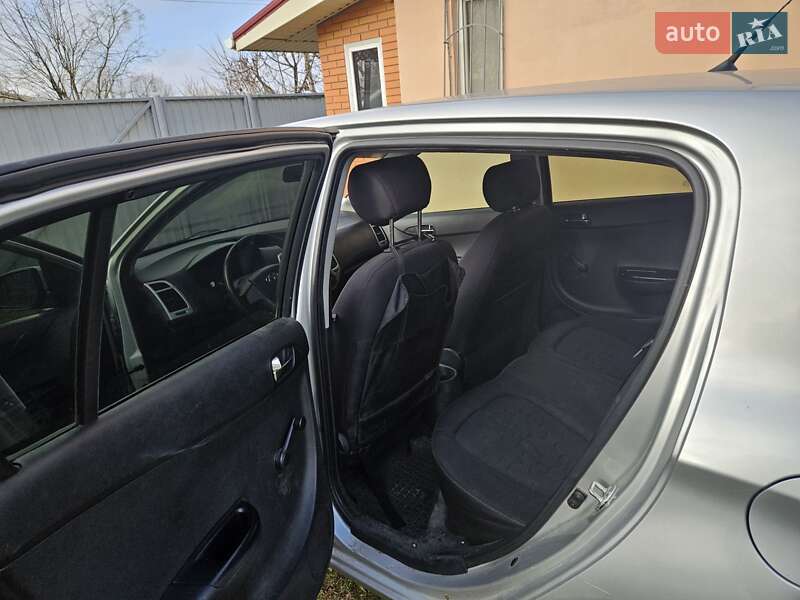 Хетчбек Hyundai i20 2010 в Дніпрі