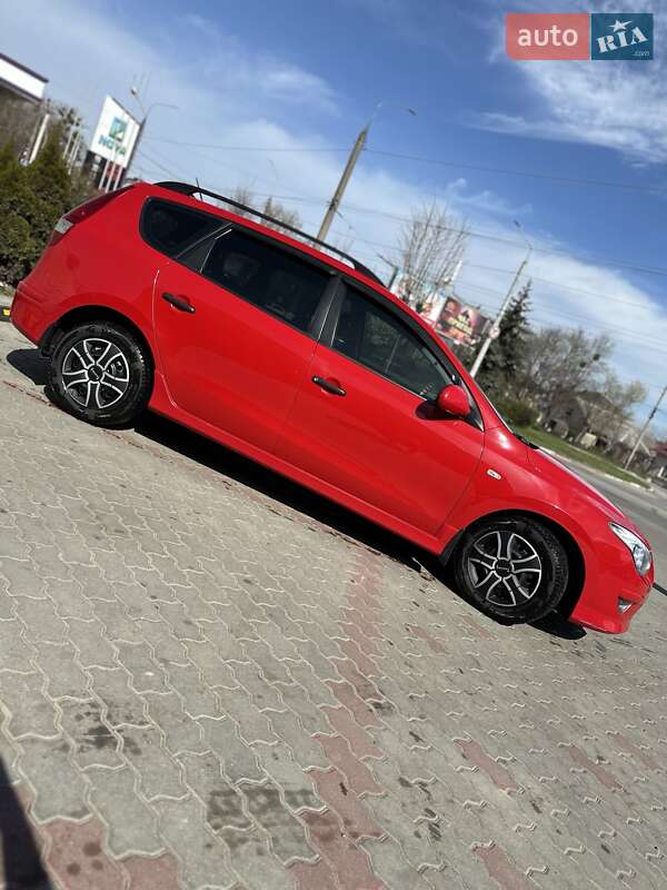 Универсал Hyundai i30 2011 в Черновцах