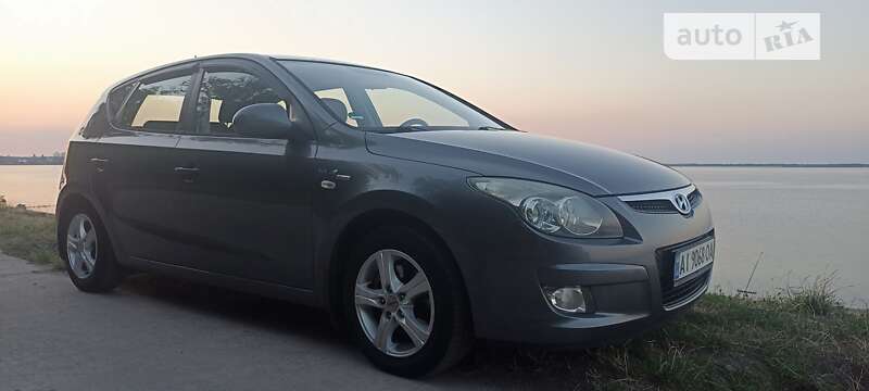 Хэтчбек Hyundai i30 2010 в 