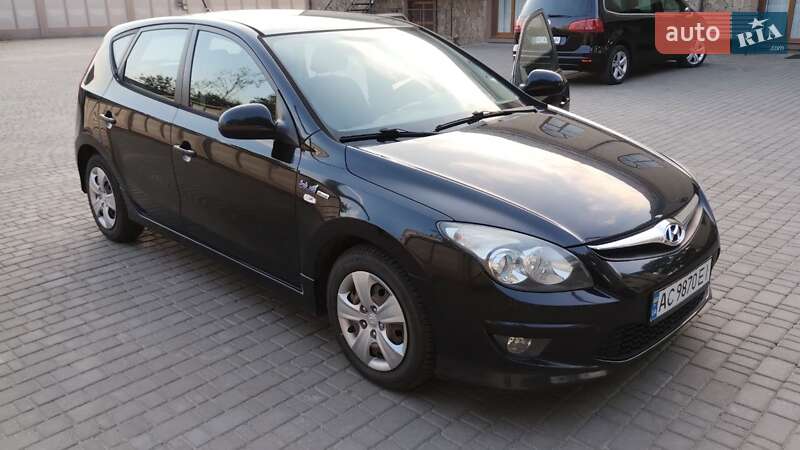 Хэтчбек Hyundai i30 2010 в 