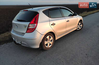 Хэтчбек Hyundai i30 2011 в 