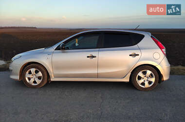 Хэтчбек Hyundai i30 2011 в 