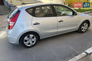 Хетчбек Hyundai i30 2010 в 
