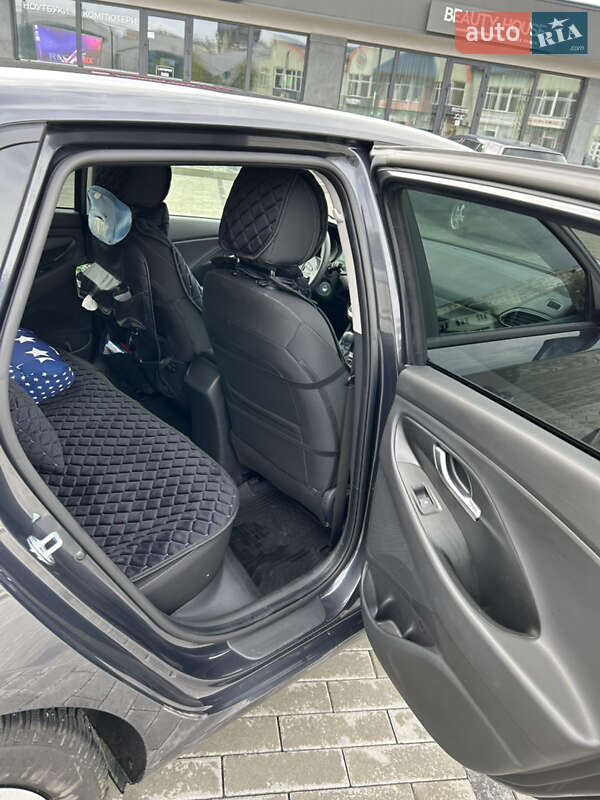 Хэтчбек Hyundai i30 2023 в Ужгороде