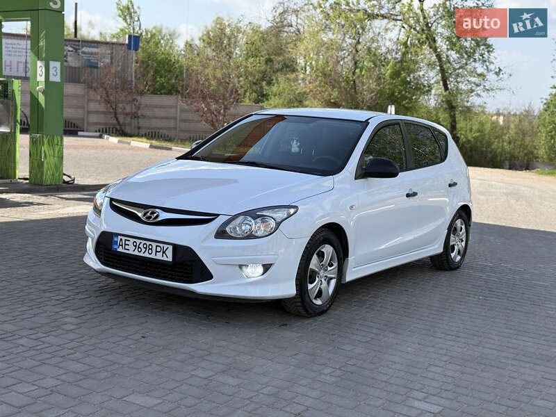 Хэтчбек Hyundai i30 2010 в 