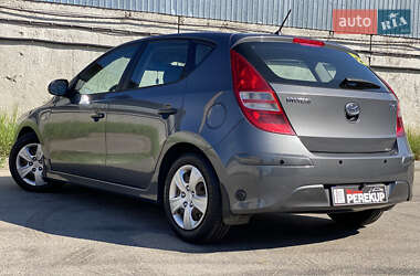 Хэтчбек Hyundai i30 2010 в 