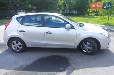 Хэтчбек Hyundai i30 2010 в 