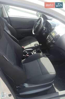 Хэтчбек Hyundai i30 2010 в 