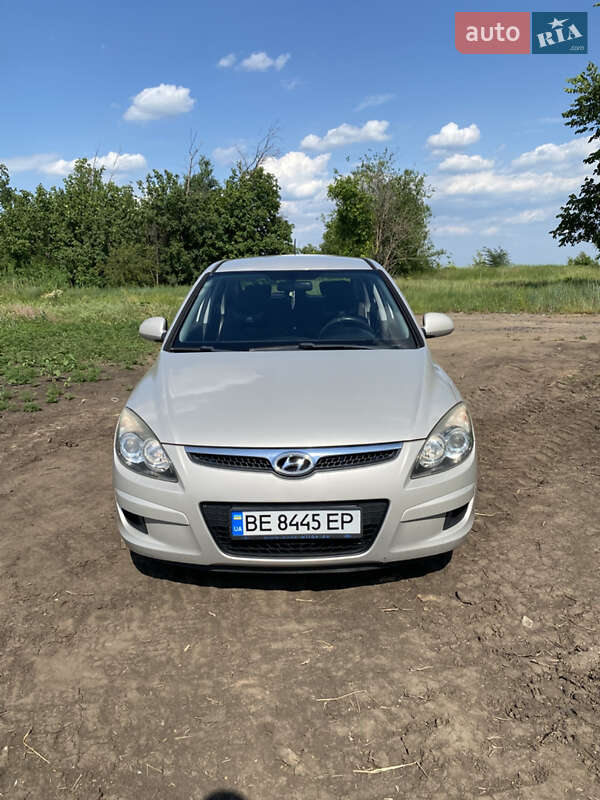Хэтчбек Hyundai i30 2010 в 