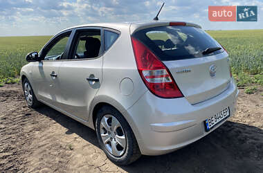 Хэтчбек Hyundai i30 2010 в 