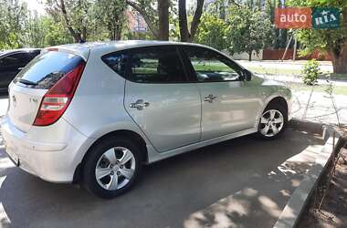 Хэтчбек Hyundai i30 2011 в 