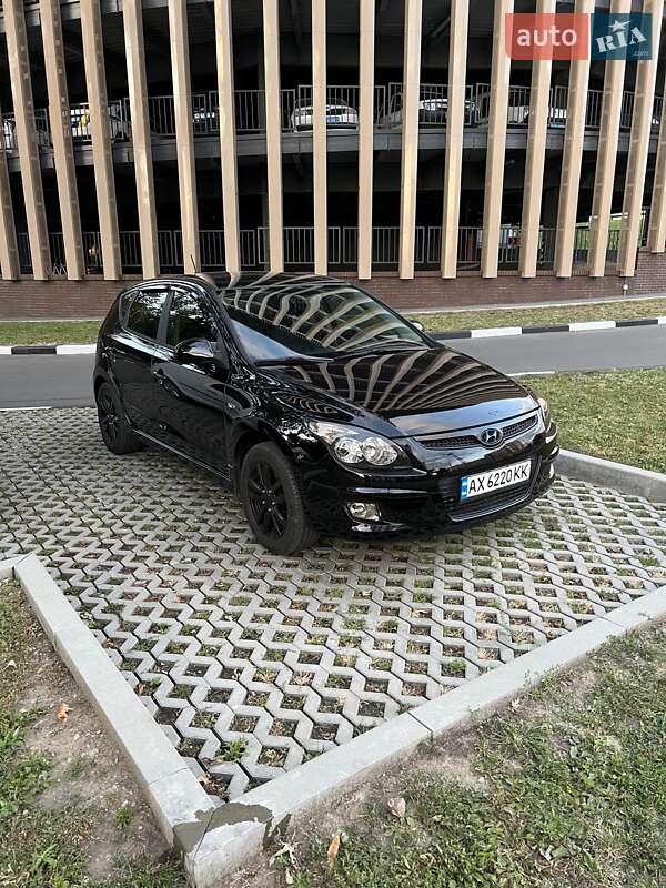 Хэтчбек Hyundai i30 2011 в 