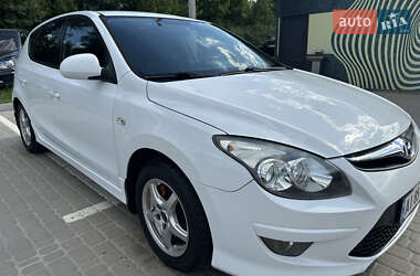 Хэтчбек Hyundai i30 2010 в 