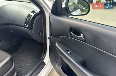 Хэтчбек Hyundai i30 2010 в 