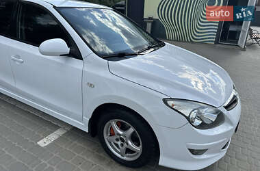 Хэтчбек Hyundai i30 2010 в 