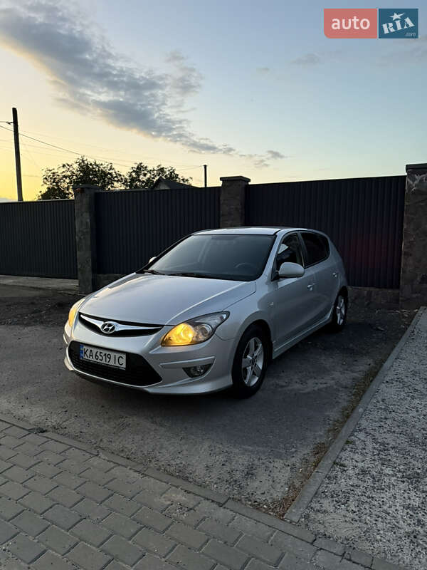 Хэтчбек Hyundai i30 2011 в 