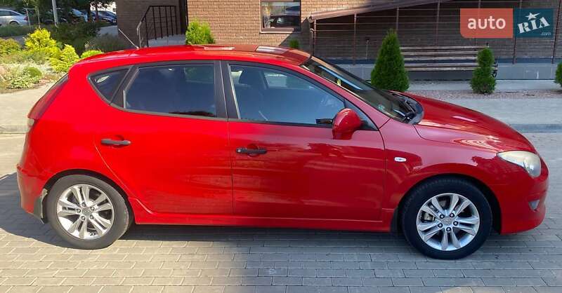 Хэтчбек Hyundai i30 2010 в Житомире