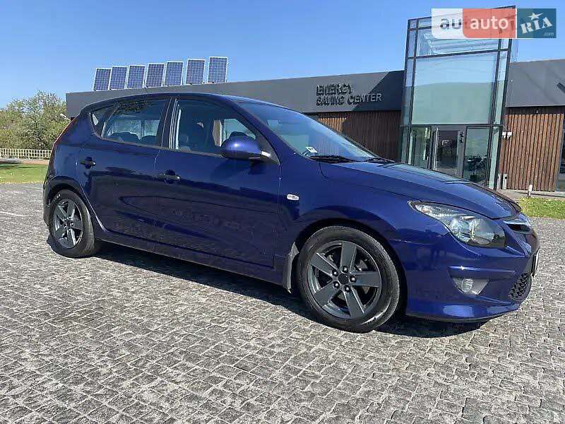 Хэтчбек Hyundai i30 2011 в 