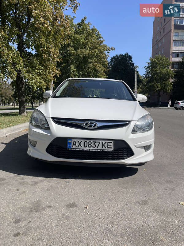 Хэтчбек Hyundai i30 2011 в 
