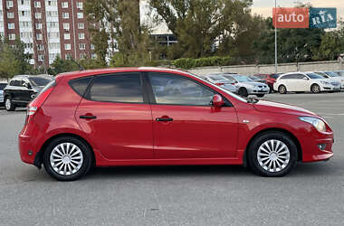 Хэтчбек Hyundai i30 2010 в 