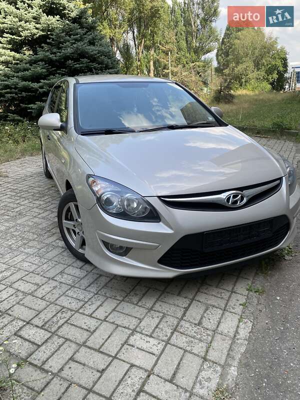 Хэтчбек Hyundai i30 2011 в 