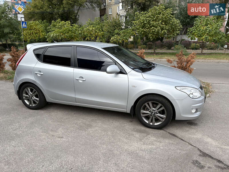 Хэтчбек Hyundai i30 2008 в Киеве