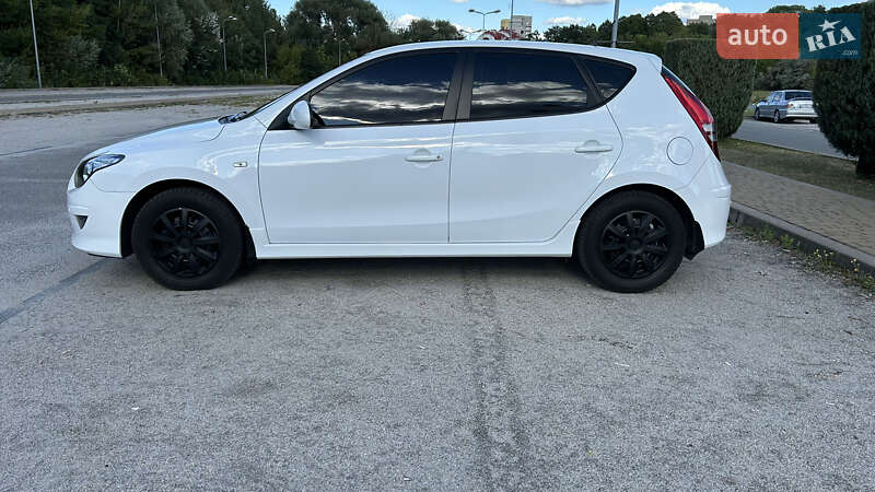 Хетчбек Hyundai i30 2010 в Дніпрі