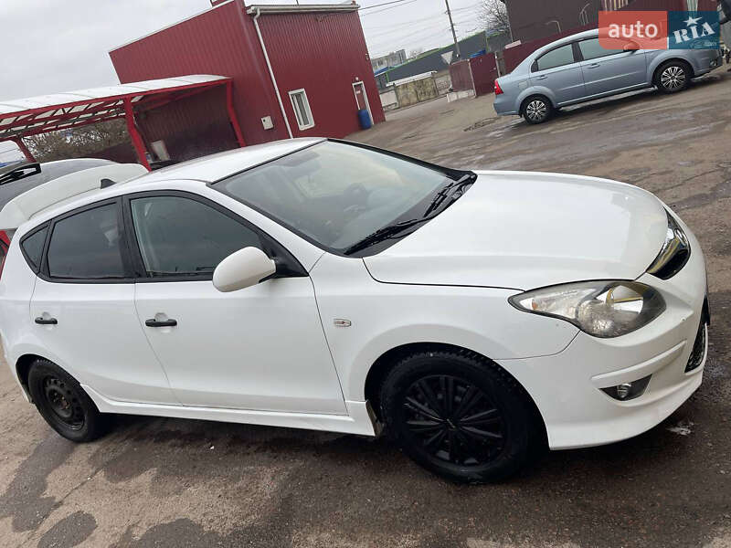 Хэтчбек Hyundai i30 2010 в 