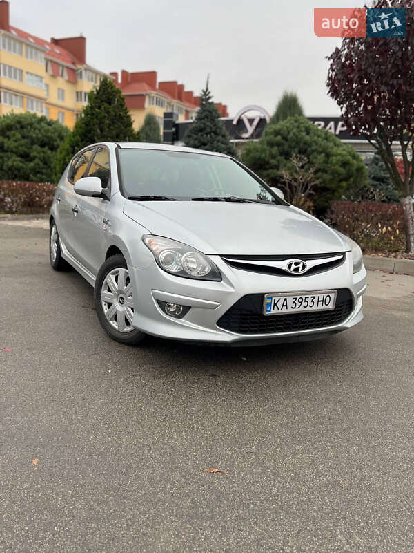 Хэтчбек Hyundai i30 2011 в Софиевской Борщаговке