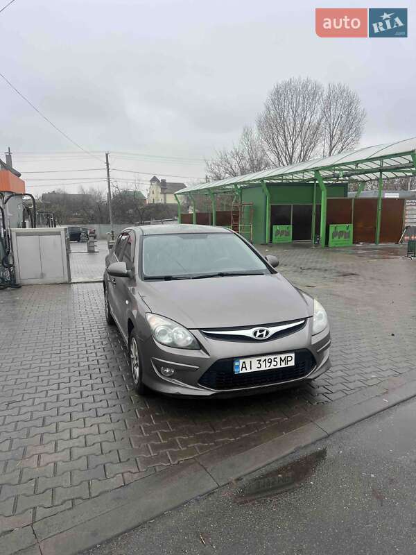 Хэтчбек Hyundai i30 2011 в Белогородке фото Хэтчбек Hyundai i30 2011 в Белогородке