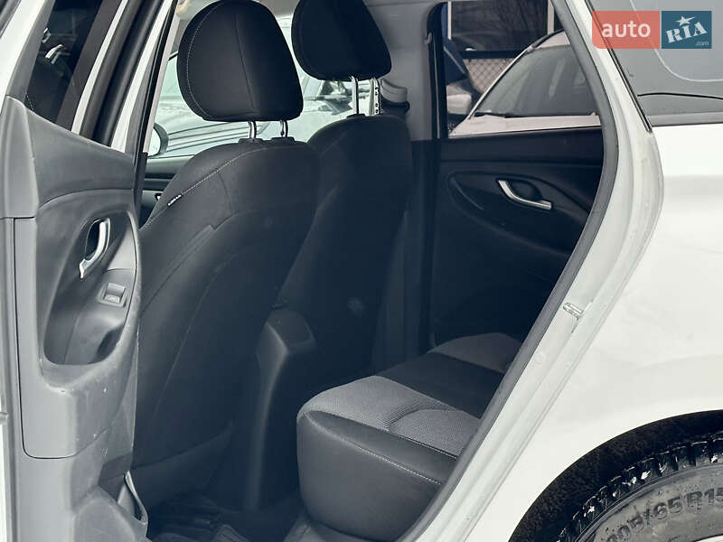 Универсал Hyundai i30 2017 в Киеве фото 12 Универсал Hyundai i30 2017 в Киеве