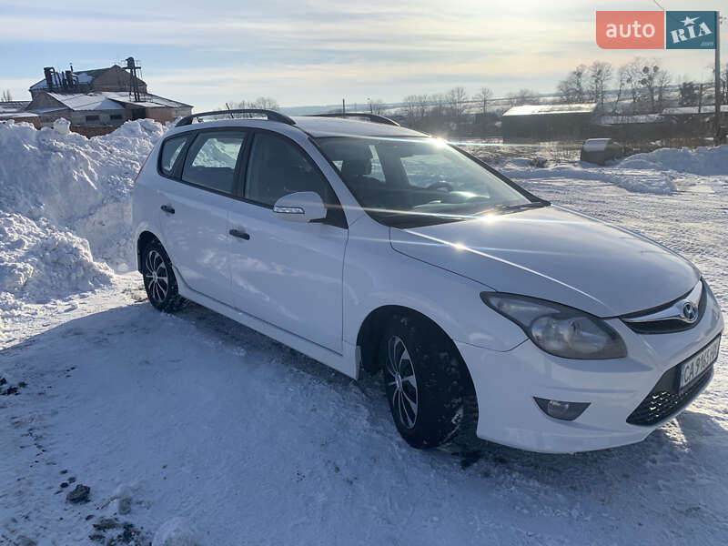 Универсал Hyundai i30 2011 в Ватутино