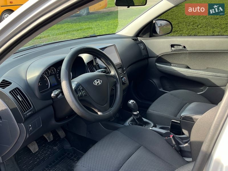 Универсал Hyundai i30 2011 в Подольске