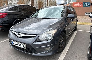 Хэтчбек Hyundai i30 2010 в Софиевской Борщаговке