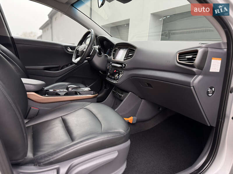 Лифтбек Hyundai Ioniq Electric 2017 в Тернополе фото 55 Лифтбек Hyundai Ioniq Electric 2017 в Тернополе