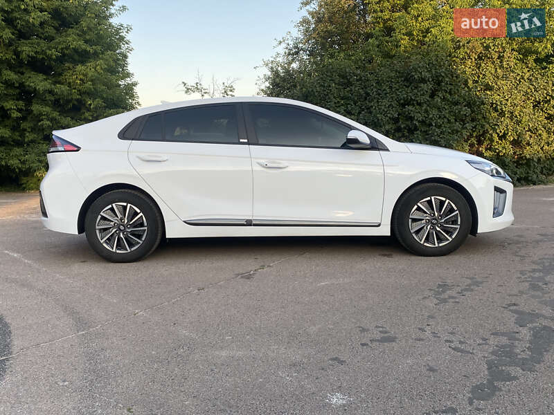 Лифтбек Hyundai Ioniq 2021 в Киеве